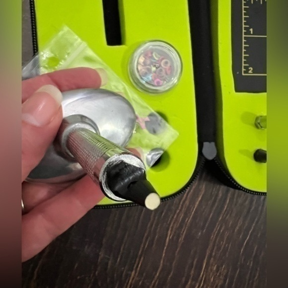 Provo Craft hammerless hole punch and eyelet setter like new - Picture 9 of 11